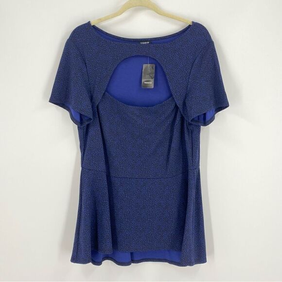 Torrid Women’s Round Neck Cut Out Short Sleeve Peplum Blouse Blue Animal Print 2 - Picture 1 of 4